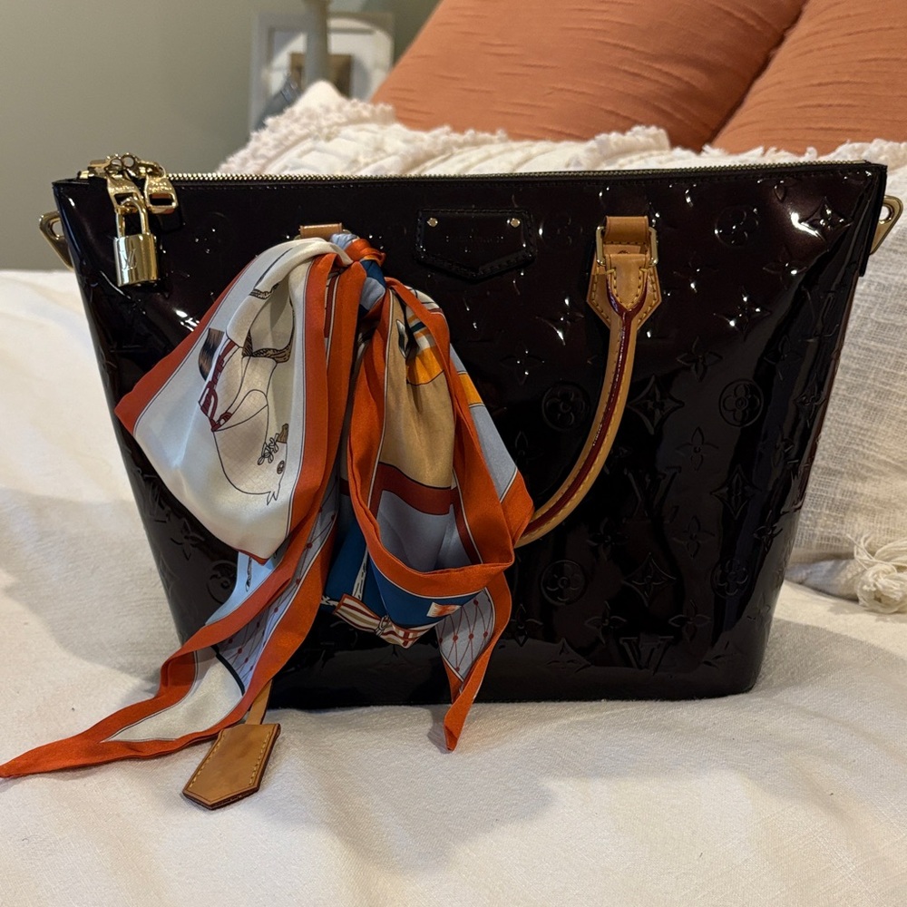Authentic EUC Louis Vuitton Monogram Vernis Bellevue